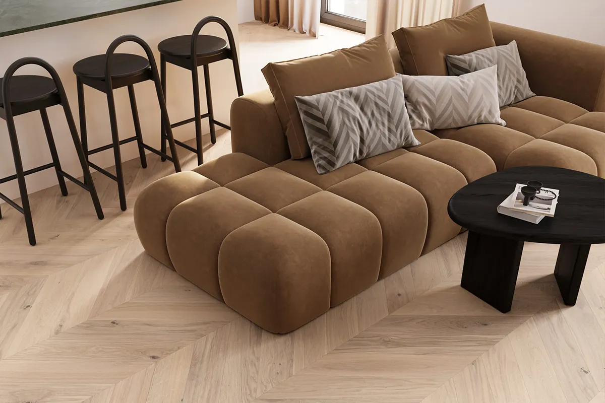 nowoczesny salon z brązową kanapą i drewnianą podłogą w jodełkę