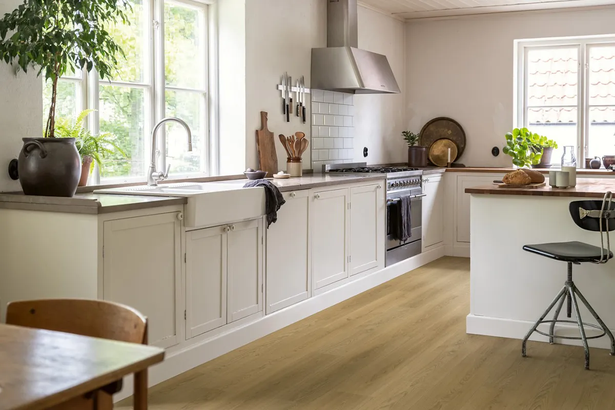 Kuchnia w rustykalnym stylu z podłogą winylową