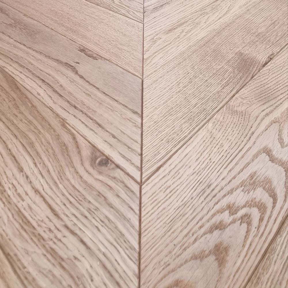 Dąb Eco (Chevron – jodełka francuska) Olejowosk, Szczotkowanie, Fazowanie V4 Wymiary: 510x90x10,5/2,5(+/-0,5) mm