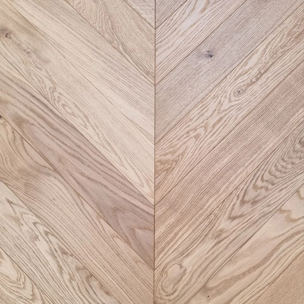 Dąb Eco (Chevron – jodełka francuska) Szczotkowanie, Fazowanie V4, Lakier matowy Wymiary: 510x90x10,5/2,5(+/-0,5) mm