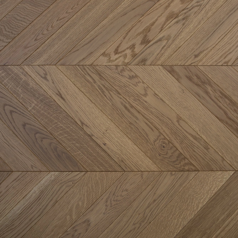 Dąb Złota Jesień (Chevron – jodełka francuska) Olejowosk, Szczotkowanie, Fazowanie V4 Wymiary: 405x65x13,5/5,5(+/-0,5) mm