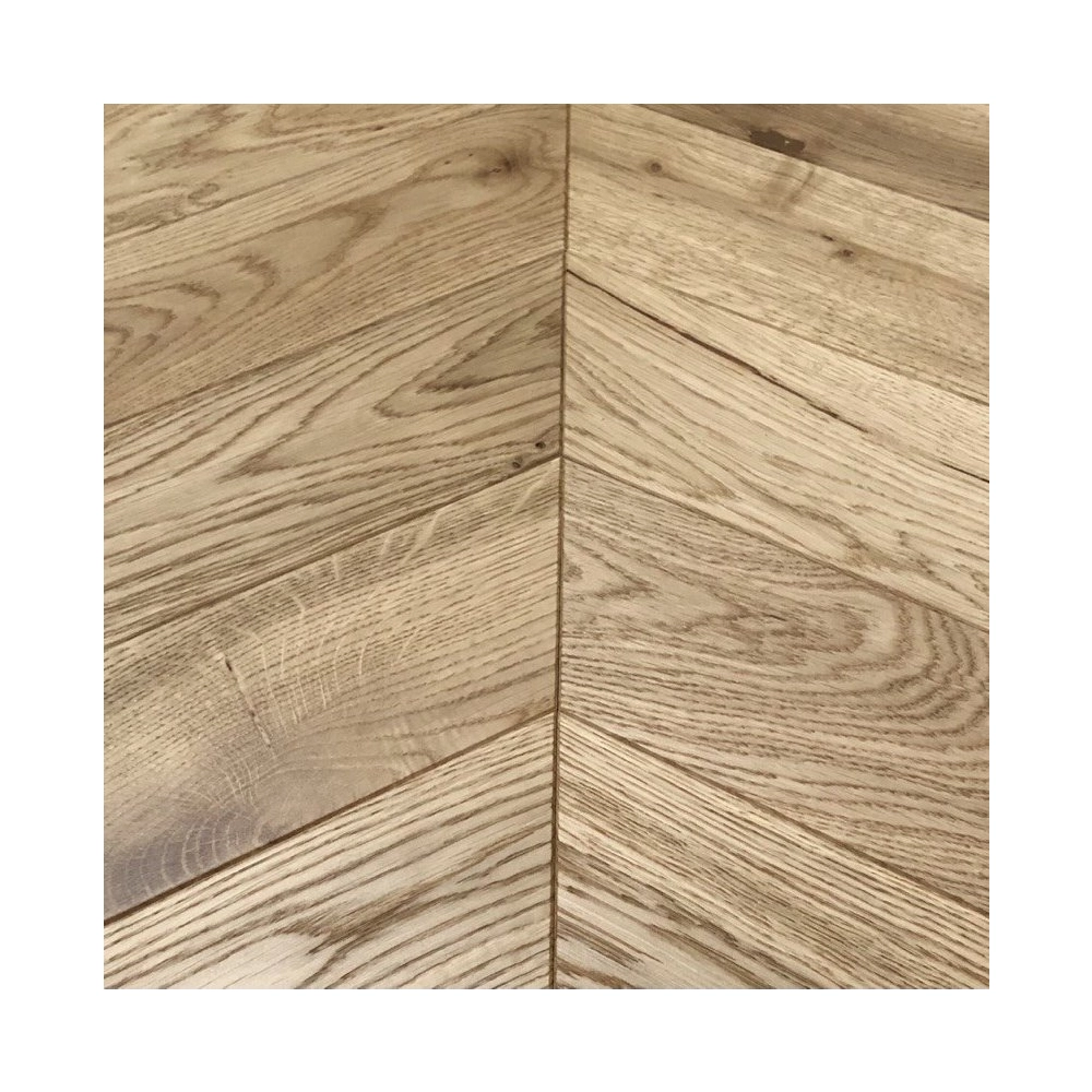 Dąb Classic (Chevron – jodełka francuska) Szczotkowanie, Fazowanie V4, Lakier matowy Wymiary: 420x88x10,5/2,5(+/-0,5) mm