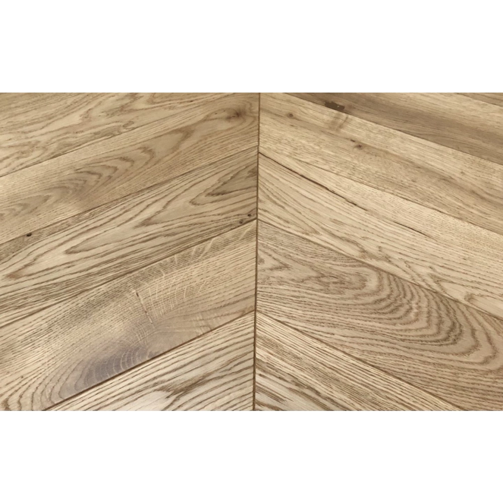 Dąb Classic (Chevron – jodełka francuska) Szczotkowanie, Fazowanie V4, Lakier matowy Wymiary: 420x88x10,5/2,5(+/-0,5) mm
