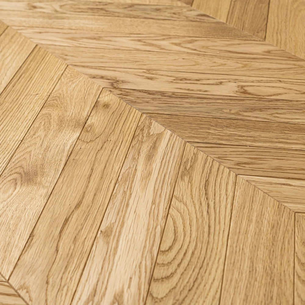 Dąb Eco (Chevron – jodełka francuska) Olejowosk, Szczotkowanie, Fazowanie V4 Wymiary: 405x65x10,5/2,5(+/-0,5) mm