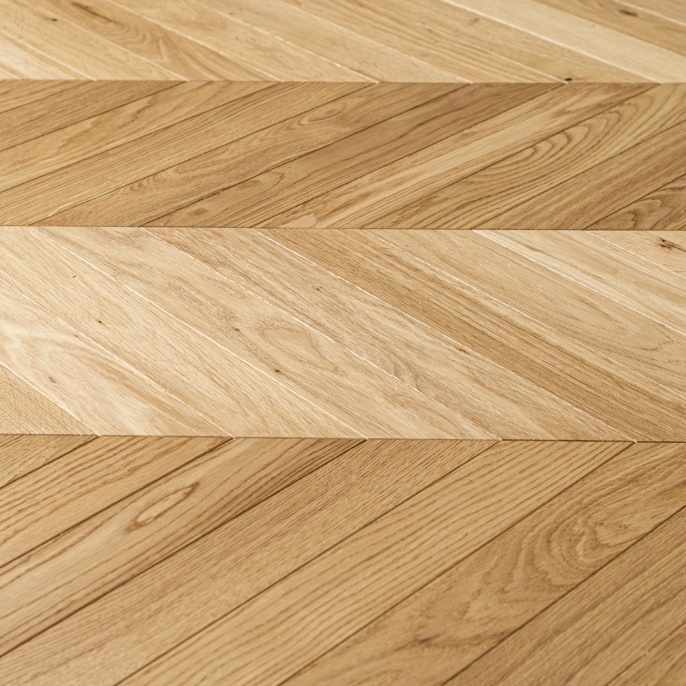 Dąb Eco (Chevron – jodełka francuska) Olejowosk, Szczotkowanie, Fazowanie V4 Wymiary: 405x65x10,5/2,5(+/-0,5) mm