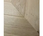 Dąb Porcelain (Chevron – jodełka francuska) Olejowosk, Szczotkowanie, Fazowanie V4 Wymiary: 560x130x14,5/3,0(+/-0,5) mm