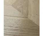 Dąb Porcelain (Chevron – jodełka francuska) Olejowosk, Szczotkowanie, Fazowanie V4 Wymiary: 560x130x14,5/3,0(+/-0,5) mm