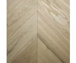 Dąb Porcelain (Chevron – jodełka francuska) Olejowosk, Szczotkowanie, Fazowanie V4 Wymiary: 560x130x14,5/3,0(+/-0,5) mm