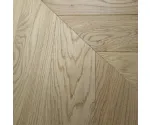 Dąb Porcelain (Chevron – jodełka francuska) Olejowosk, Szczotkowanie, Fazowanie V4 Wymiary: 560x130x14,5/3,0(+/-0,5) mm