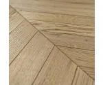 Dąb Porcelain (Chevron – jodełka francuska) Olejowosk, Szczotkowanie, Fazowanie V4 Wymiary: 405x60x10,5/2,5(+/-0,5) mm