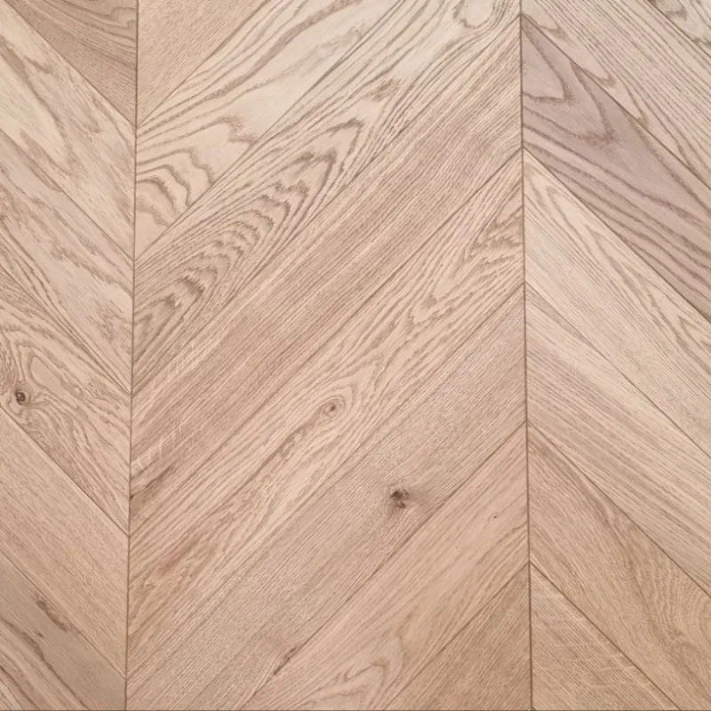 Dąb Eco (Chevron – jodełka francuska) Olejowosk, Szczotkowanie, Fazowanie V4 Wymiary: 510x90x10,5/2,5(+/-0,5) mm