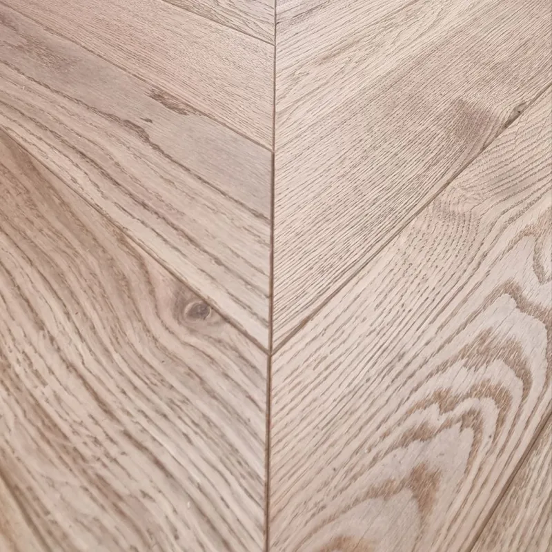 Dąb Eco (Chevron – jodełka francuska) Olejowosk, Szczotkowanie, Fazowanie V4 Wymiary: 510x90x10,5/2,5(+/-0,5) mm