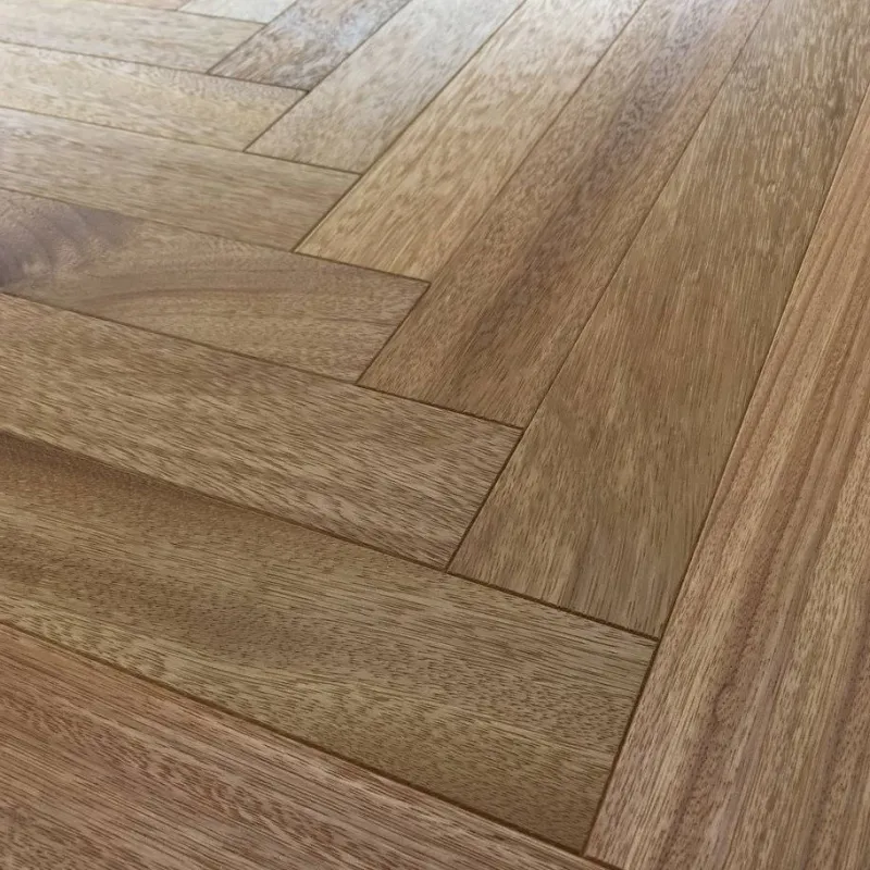 Doussie (Fertig Parkiet) Olejowosk, Szczotkowanie, Fazowanie V4 Wymiary: 490x70x14,5/3,0(+/-0,5) mm