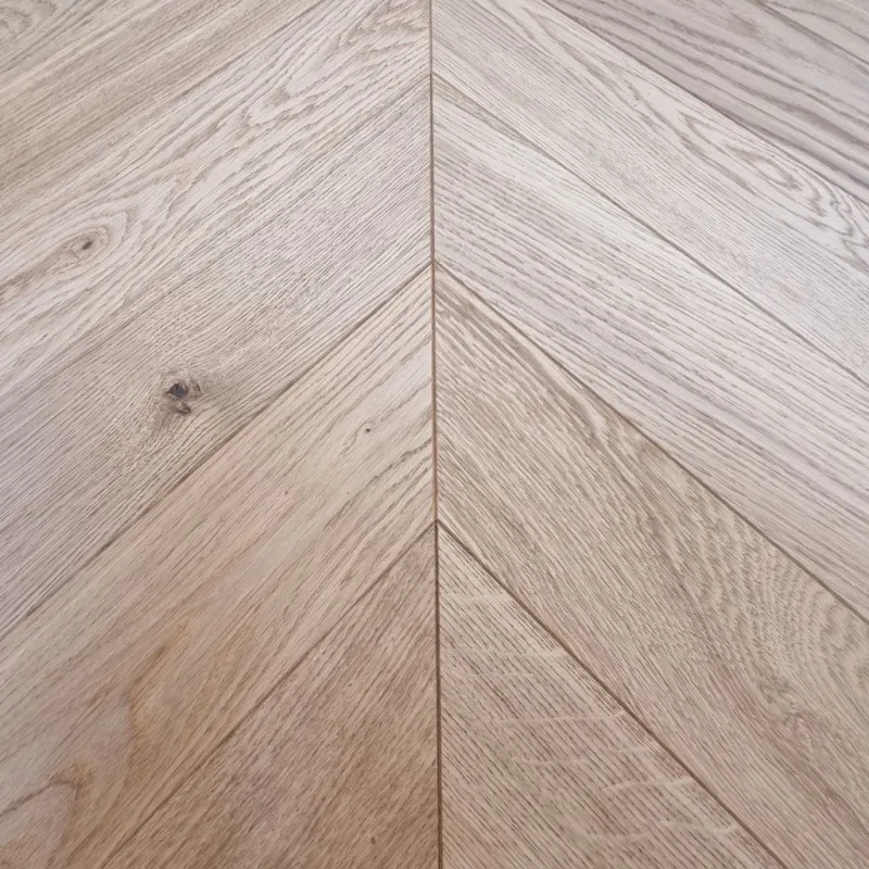 Dąb Eco (Chevron – jodełka francuska) Olejowosk, Szczotkowanie, Fazowanie V4 Wymiary: 510x90x10,5/2,5(+/-0,5) mm