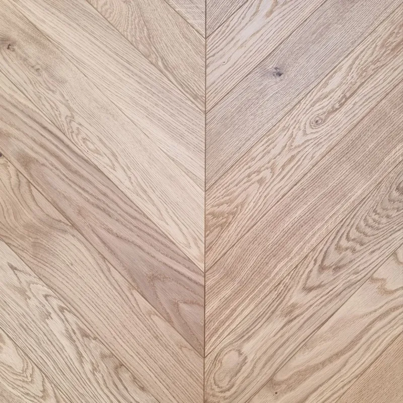 Dąb Eco (Chevron – jodełka francuska) Szczotkowanie, Fazowanie V4, Lakier matowy Wymiary: 510x90x10,5/2,5(+/-0,5) mm