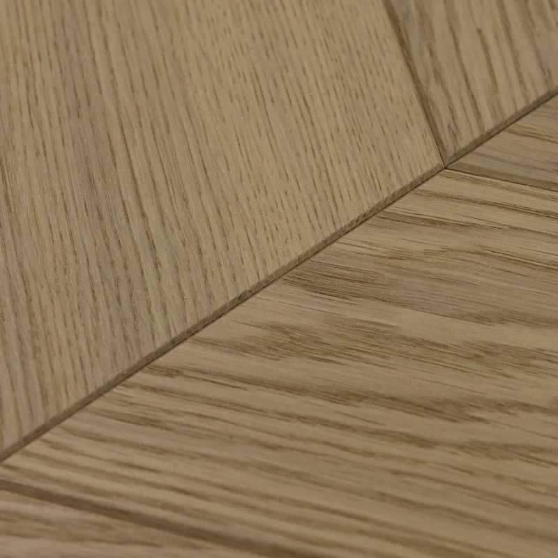 Dąb Porcelain (Chevron – jodełka francuska) Olejowosk, Szczotkowanie, Fazowanie V4 Wymiary: 420x90x13,0/3,0(+/-0,5) mm