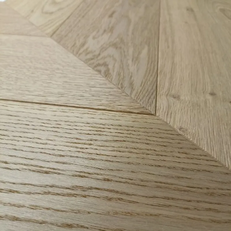 Dąb Porcelain (Chevron – jodełka francuska) Olejowosk, Szczotkowanie, Fazowanie V4 Wymiary: 560x130x14,5/3,0(+/-0,5) mm