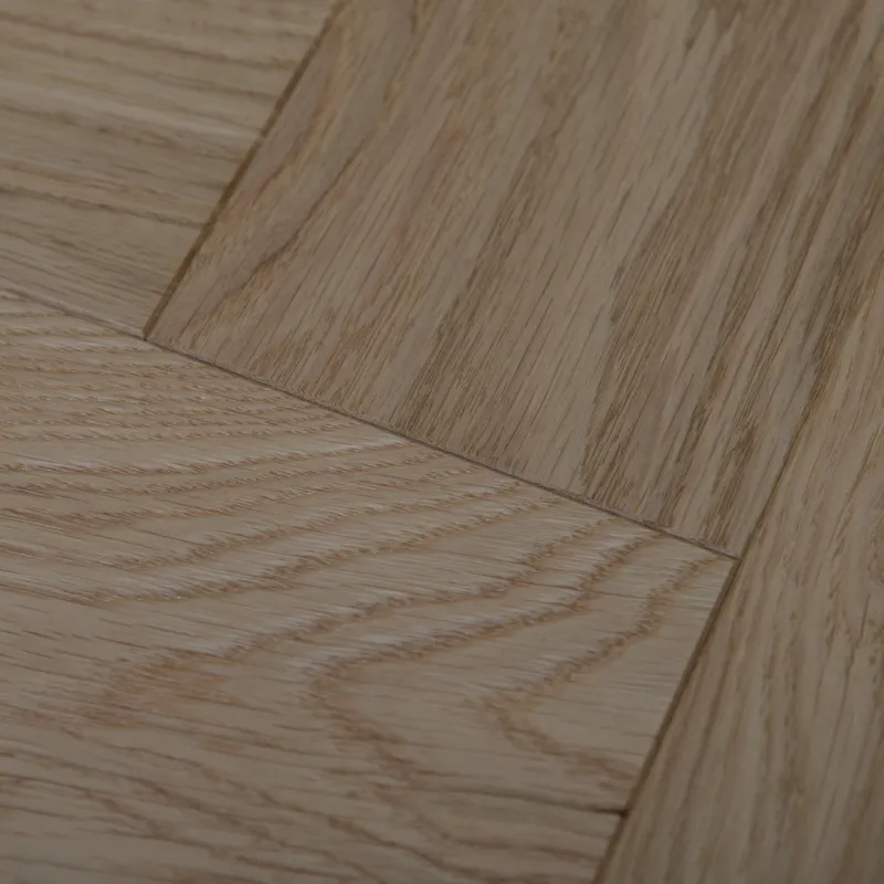 Dąb Eco (Design Experience – jodełka klasyczna) Olejowosk, Szczotkowanie, Fazowanie V4 Wymiary: 500x100x10,5/2,5(+/-0,5) mm