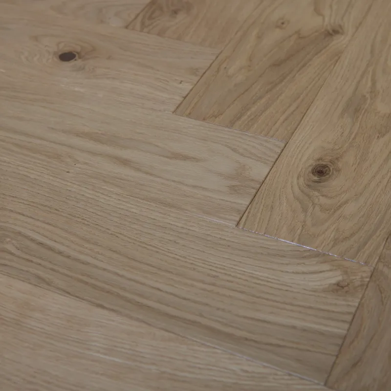 Dąb Eco (Design Experience – jodełka klasyczna) Olejowosk, Szczotkowanie, Fazowanie V4 Wymiary: 500x100x10,5/2,5(+/-0,5) mm