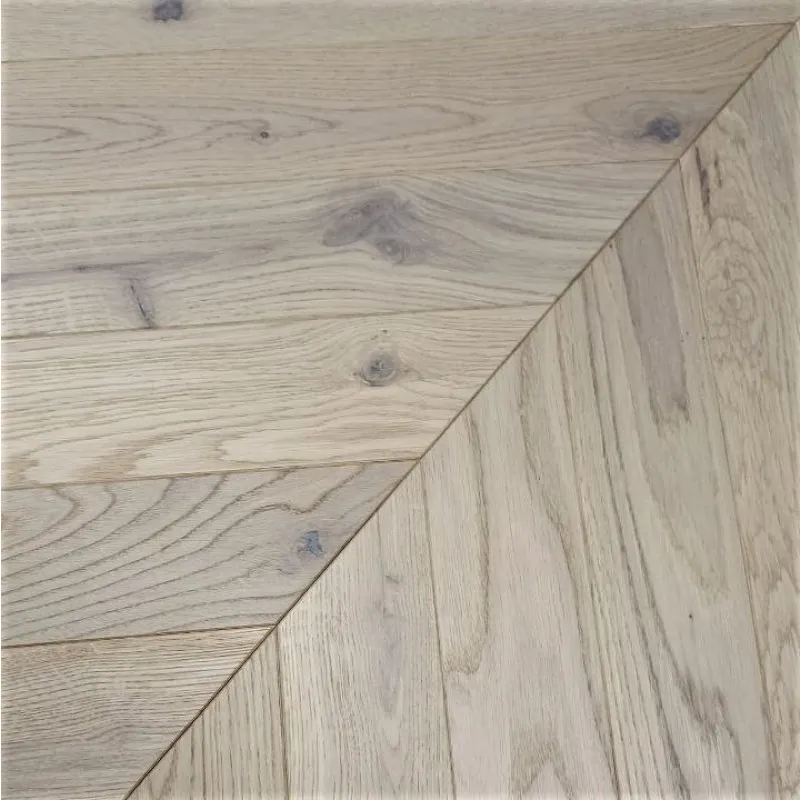 Dąb Bero (Chevron – jodełka francuska) Olejowosk, Szczotkowanie, Fazowanie V4 Wymiary: 405x65x10,5/2,5(+/-0,5) mm