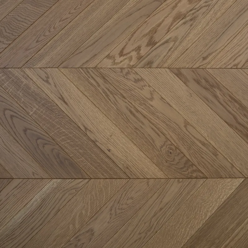 Dąb Złota Jesień (Chevron – jodełka francuska) Olejowosk, Szczotkowanie, Fazowanie V4 Wymiary: 405x65x13,5/5,5(+/-0,5) mm