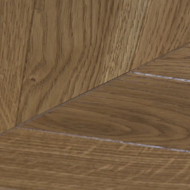 Dąb Złota Jesień (Chevron – jodełka francuska) Olejowosk, Szczotkowanie, Fazowanie V4 Wymiary: 405x65x13,5/5,5(+/-0,5) mm