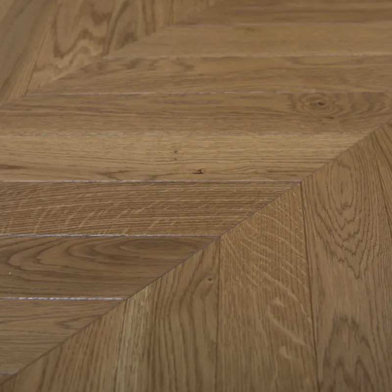 Dąb Złota Jesień (Chevron – jodełka francuska) Olejowosk, Szczotkowanie, Fazowanie V4 Wymiary: 405x65x13,5/5,5(+/-0,5) mm