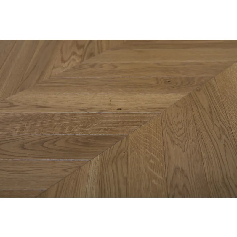 Dąb Złota Jesień (Chevron – jodełka francuska) Olejowosk, Szczotkowanie, Fazowanie V4 Wymiary: 405x65x13,5/5,5(+/-0,5) mm