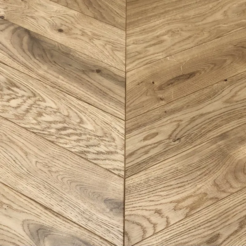 Dąb Classic (Chevron – jodełka francuska) Szczotkowanie, Fazowanie V4, Lakier matowy Wymiary: 420x88x10,5/2,5(+/-0,5) mm