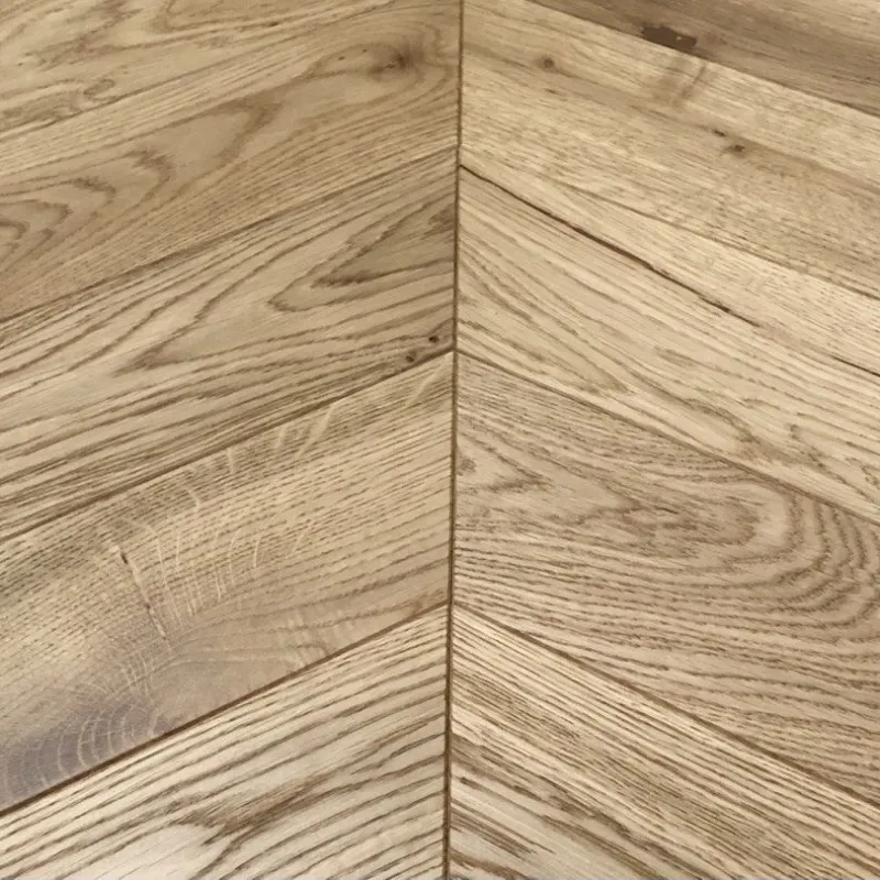 Dąb Classic (Chevron – jodełka francuska) Szczotkowanie, Fazowanie V4, Lakier matowy Wymiary: 420x88x10,5/2,5(+/-0,5) mm