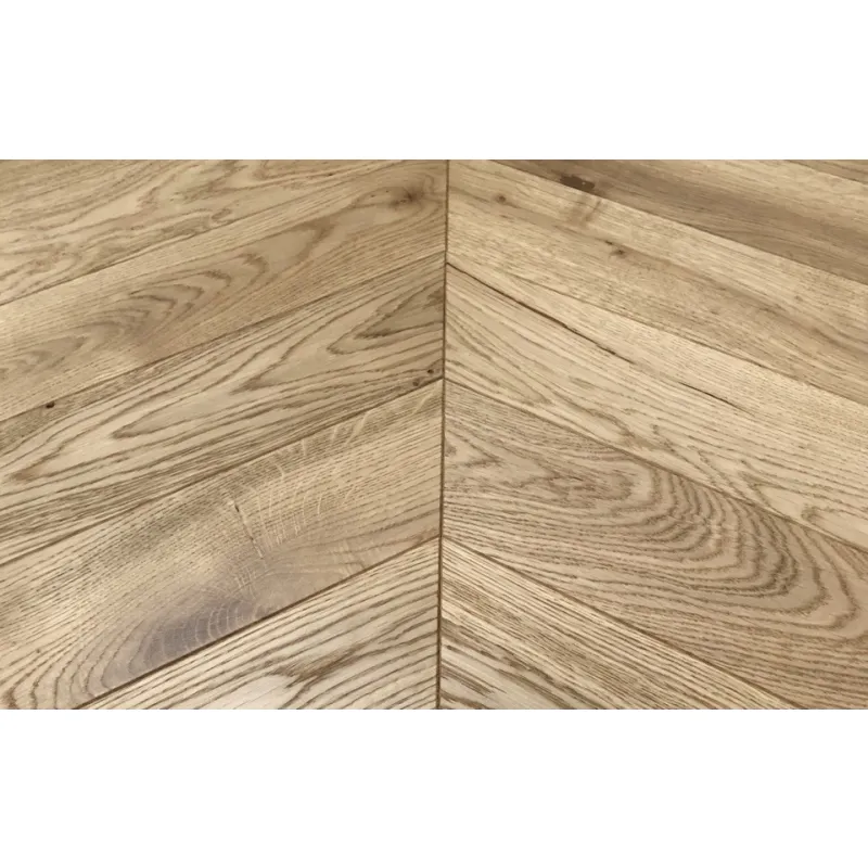 Dąb Classic (Chevron – jodełka francuska) Szczotkowanie, Fazowanie V4, Lakier matowy Wymiary: 420x88x10,5/2,5(+/-0,5) mm