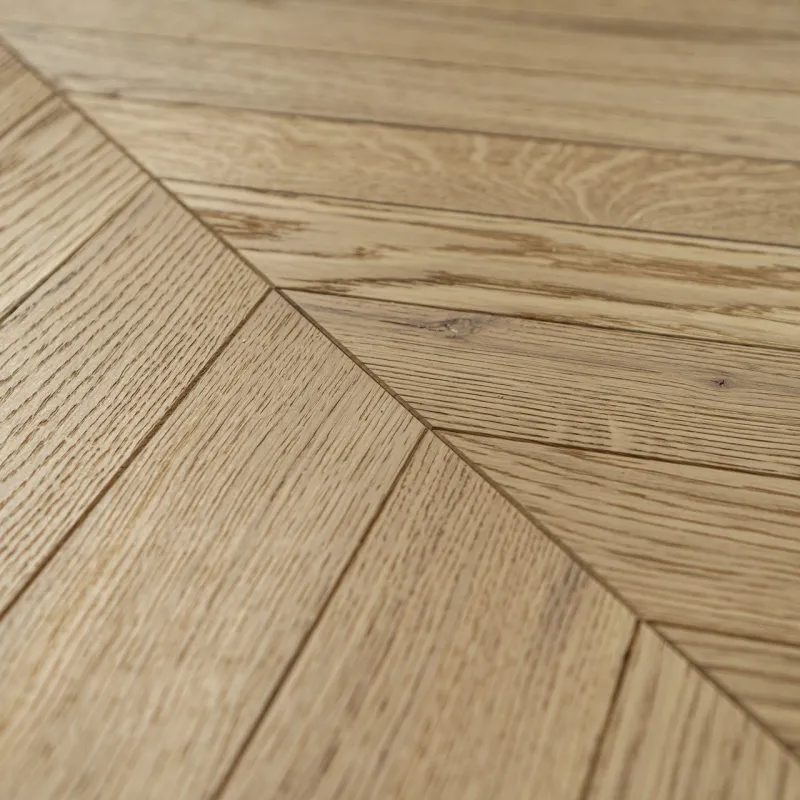 Dąb Porcelain (Chevron – jodełka francuska) Olejowosk, Szczotkowanie, Fazowanie V4 Wymiary: 405x60x10,5/2,5(+/-0,5) mm