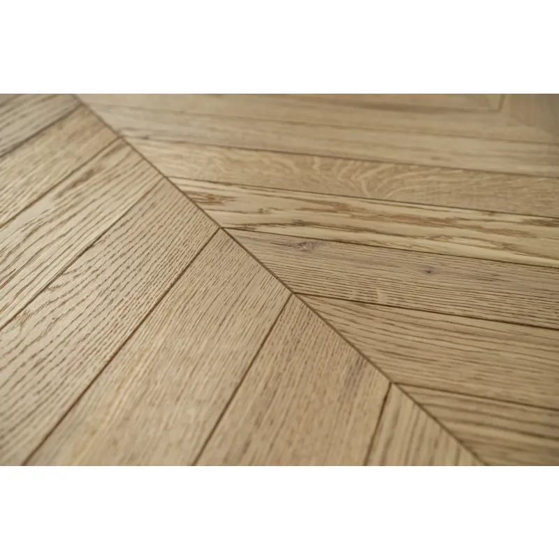 Dąb Porcelain (Chevron – jodełka francuska) Olejowosk, Szczotkowanie, Fazowanie V4 Wymiary: 405x60x10,5/2,5(+/-0,5) mm