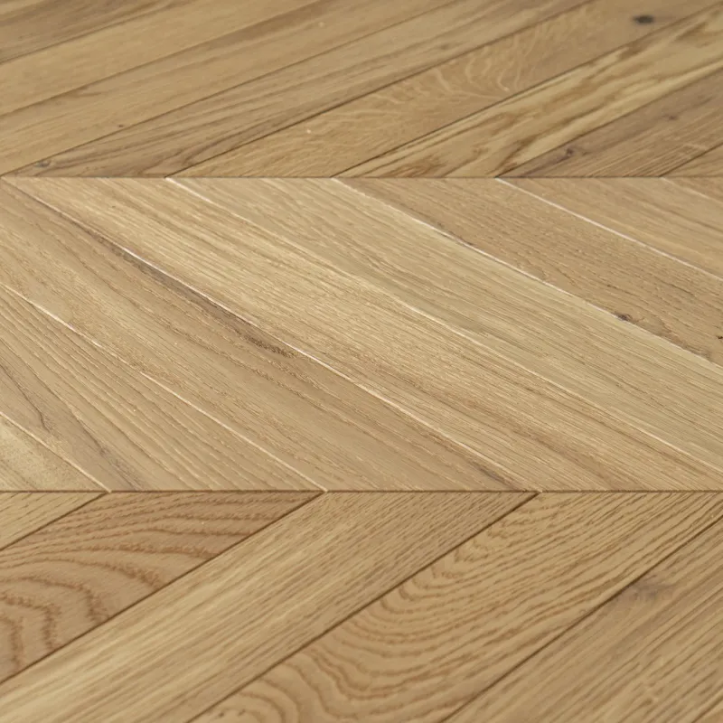 Dąb Porcelain (Chevron – jodełka francuska) Olejowosk, Szczotkowanie, Fazowanie V4 Wymiary: 405x60x10,5/2,5(+/-0,5) mm