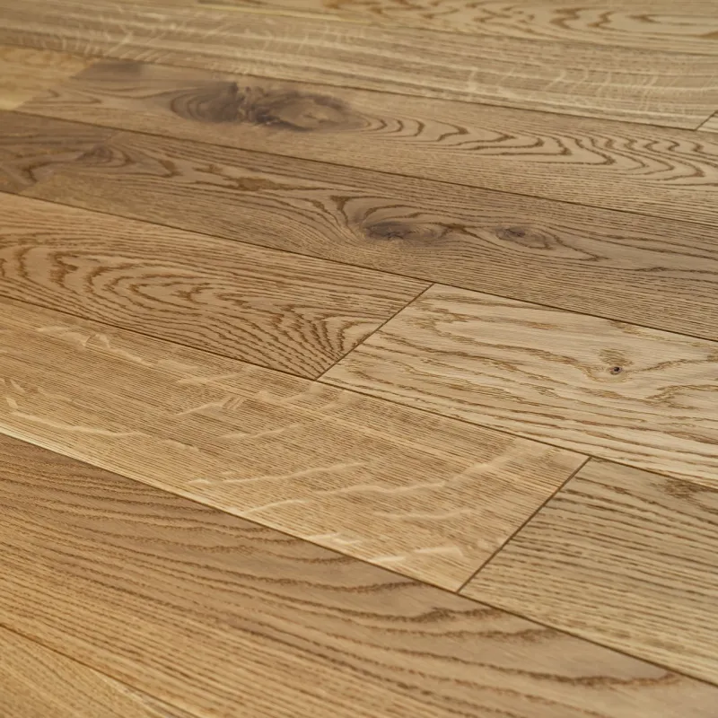 Dąb Eco (Fertig Deska) Szczotkowanie, Fazowanie V4, Lakier matowy Wymiary: 1200-800x120x10,5/2,5(+/-0,5) mm