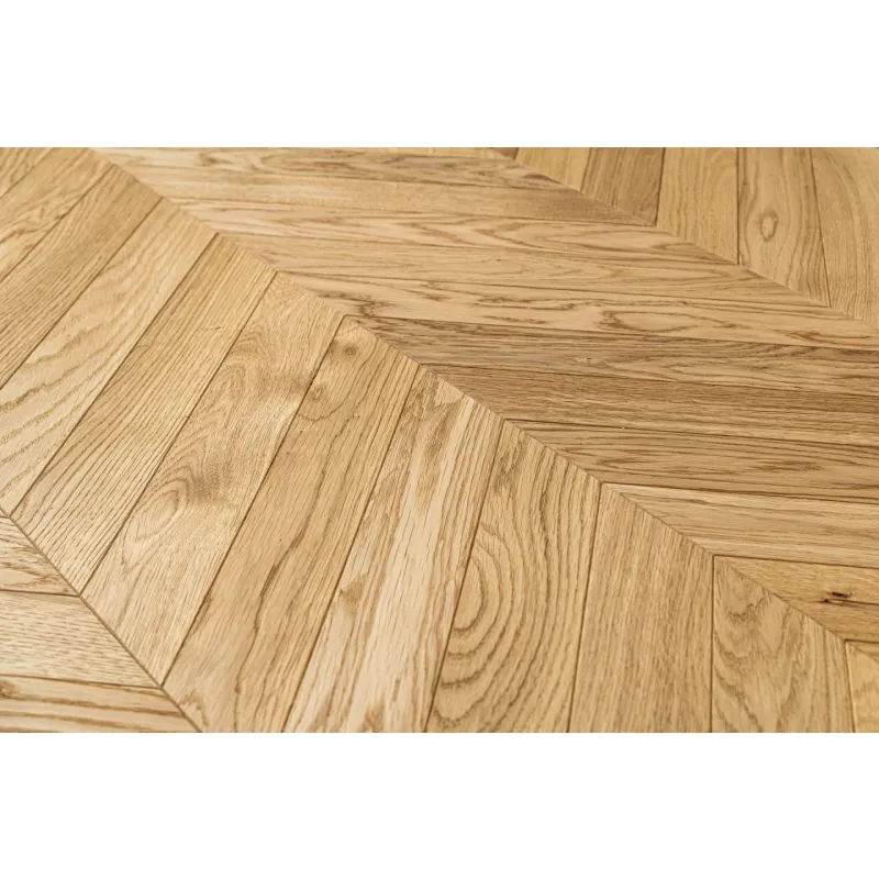 Dąb Eco (Chevron – jodełka francuska) Olejowosk, Szczotkowanie, Fazowanie V4 Wymiary: 405x65x10,5/2,5(+/-0,5) mm