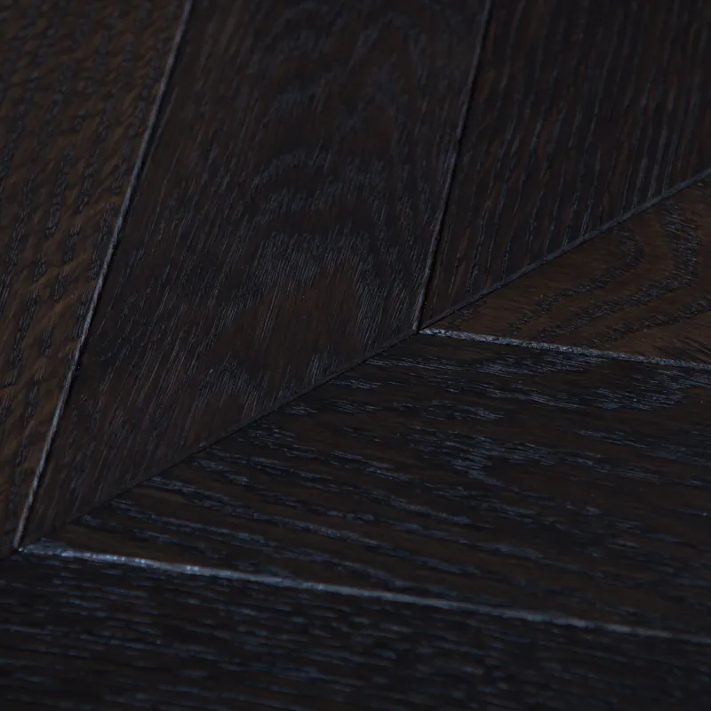 Dąb Black Smoke (Chevron – jodełka francuska) Olejowosk, Szczotkowanie, Fazowanie V4 Wymiary: 415x70x10,5/2,5(+/-0,5) mm